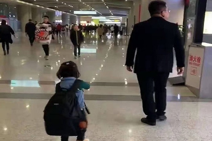 带娃出门小妙招,带娃出门时你有什么安全小妙招