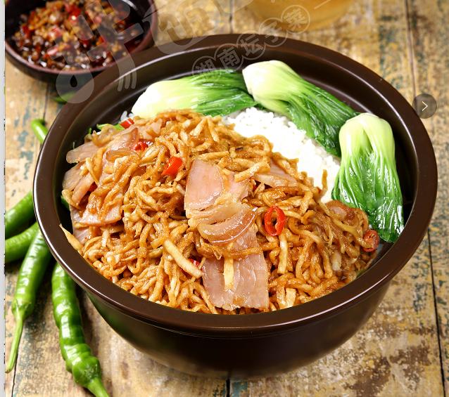 你们为啥都用“花盆”吃饭？不，这是好吃的紫砂煲拌饭计划