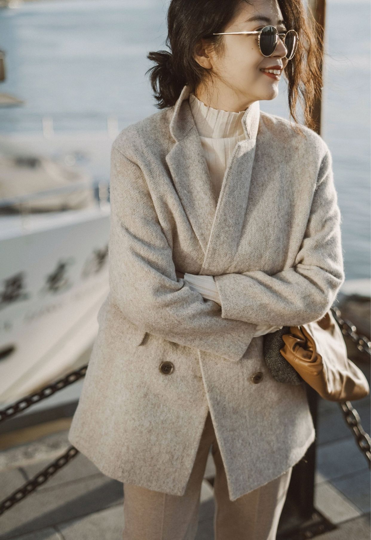 卡其色大衣毛茸茸怎么搭冬季,卡其色短裤呢子大衣穿搭高级感