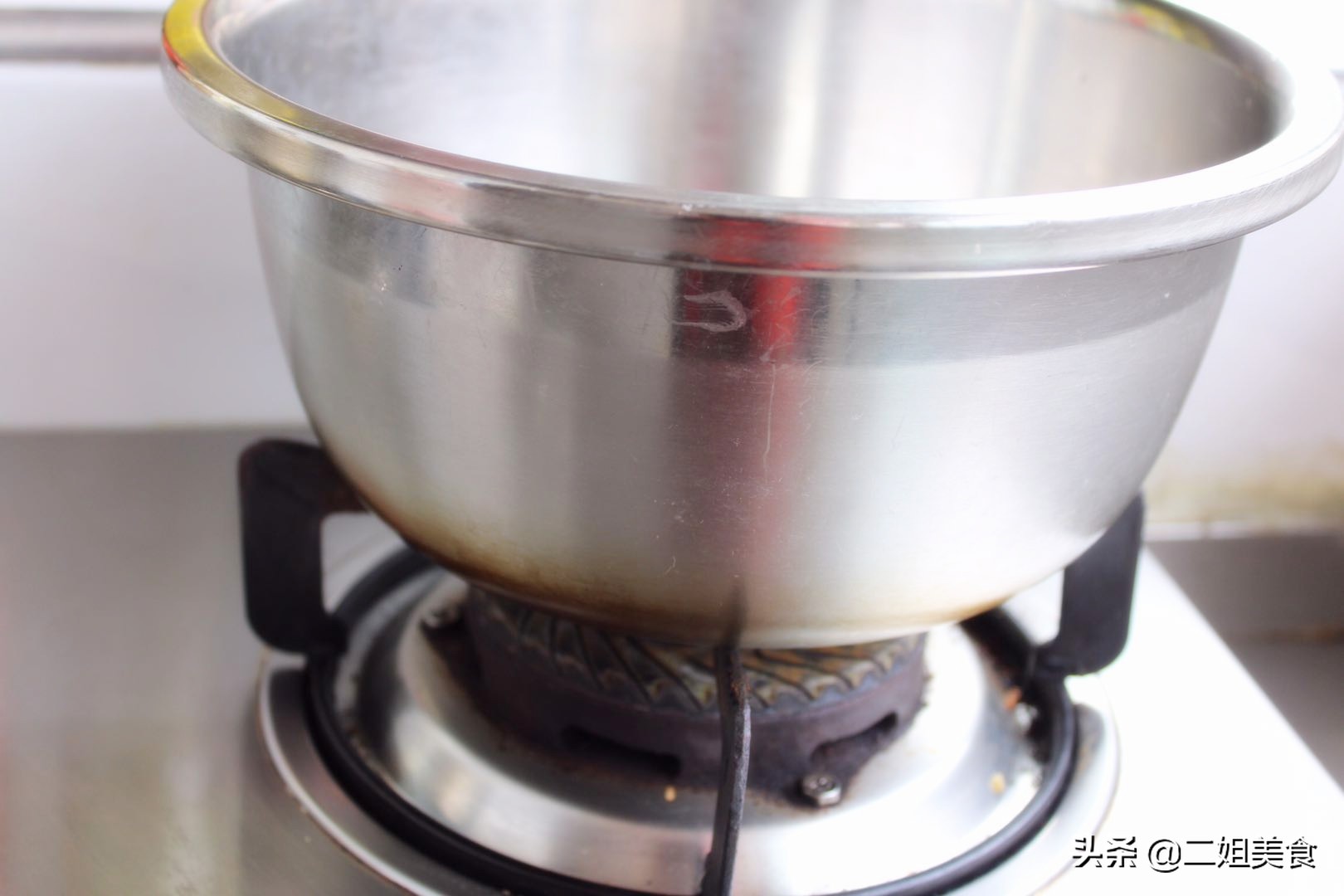 和面时老粘盆怎么办,和面时候面粉粘手怎么解决