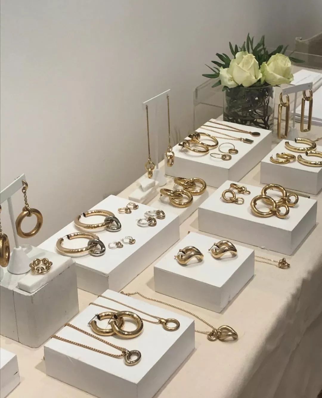 戴腻了千篇一律的珍珠星星饰品？换这5款饰品levelup你的穿搭