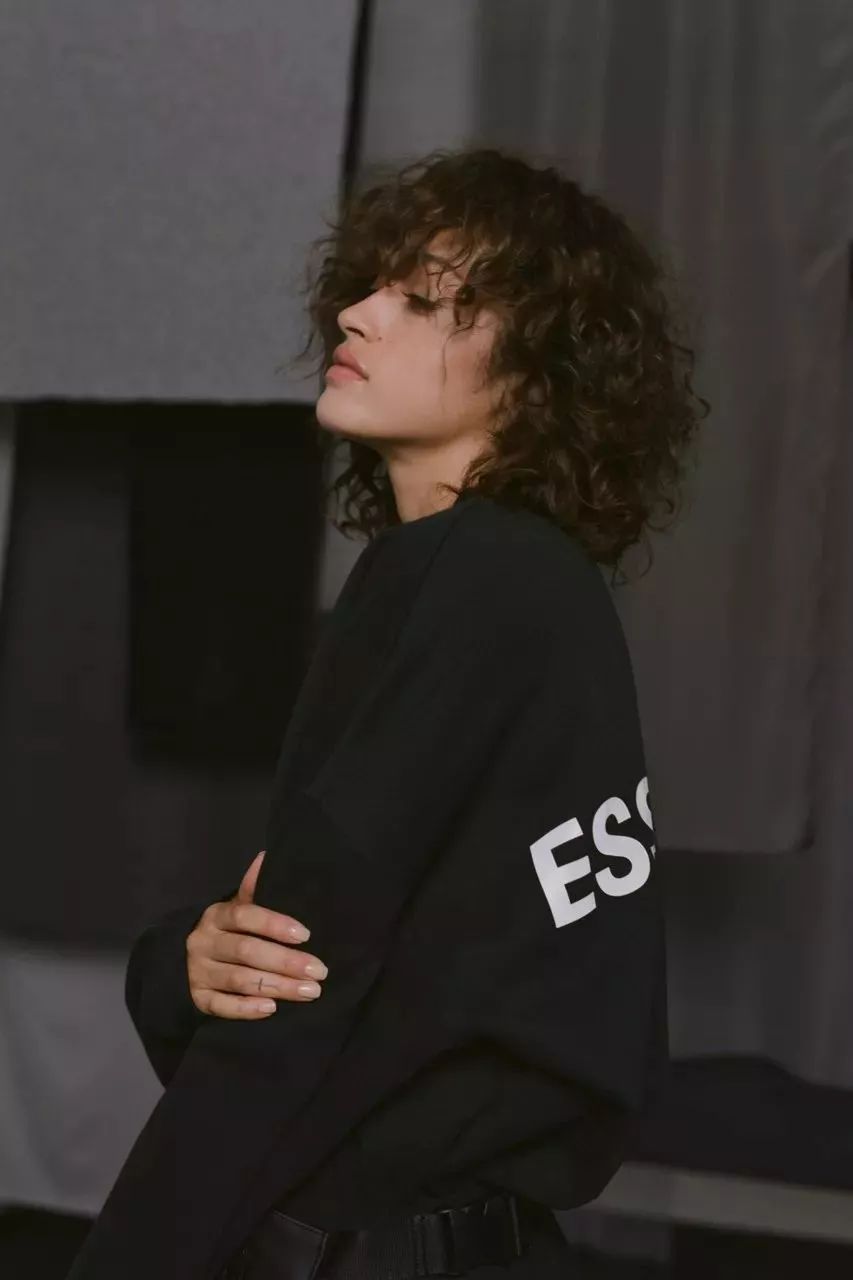 杨幂同款绿色棒球服是什么牌子的,扒一扒翻译官杨幂服装