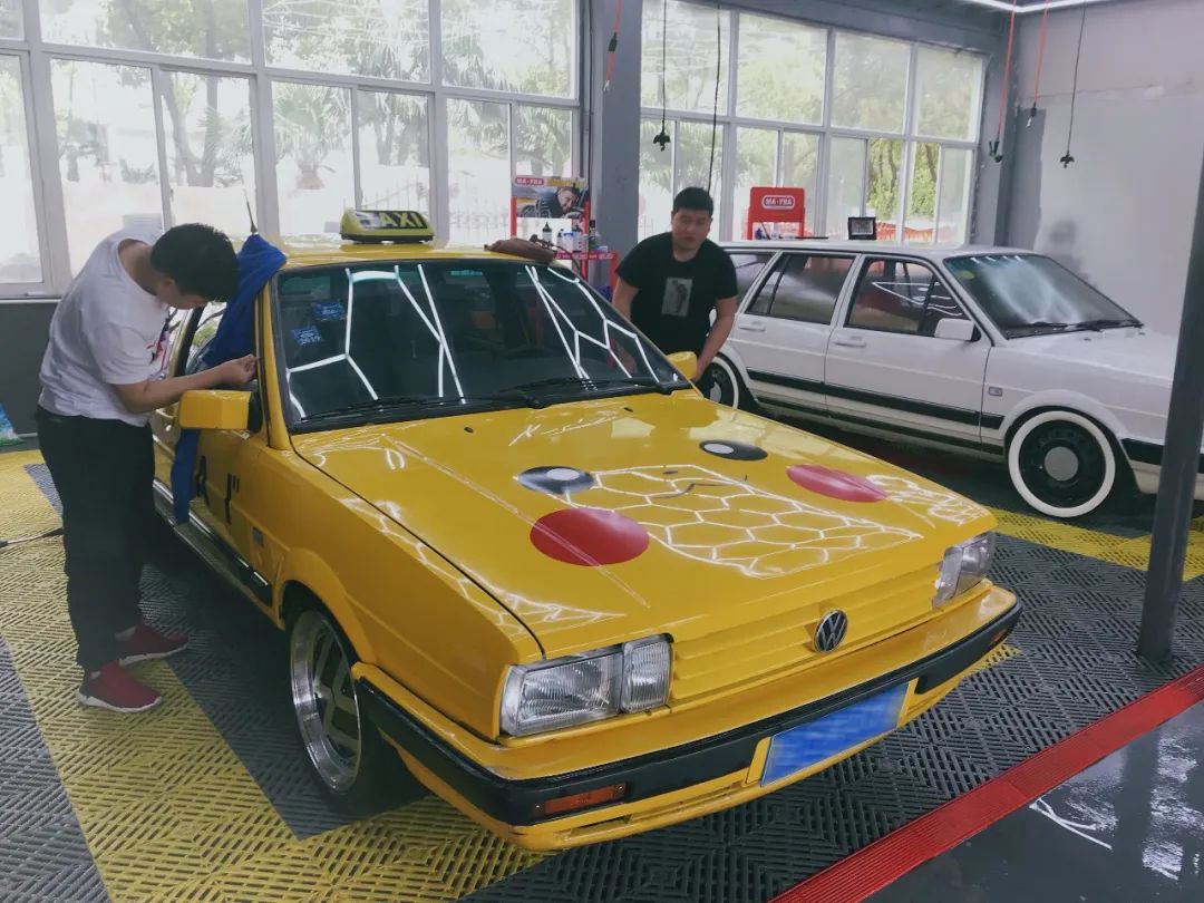 同时拥有好几辆摩托车,同时有多辆越野车