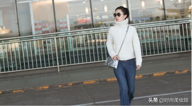 43岁刘敏涛穿露脐装,44岁刘敏涛穿阔腿裤