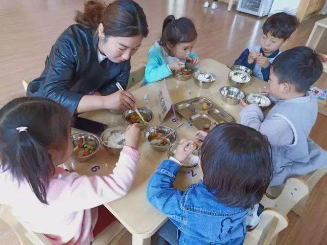 “老师,我孩子不吃葱,请挑出来”,老师的回应让宝妈惭愧不已