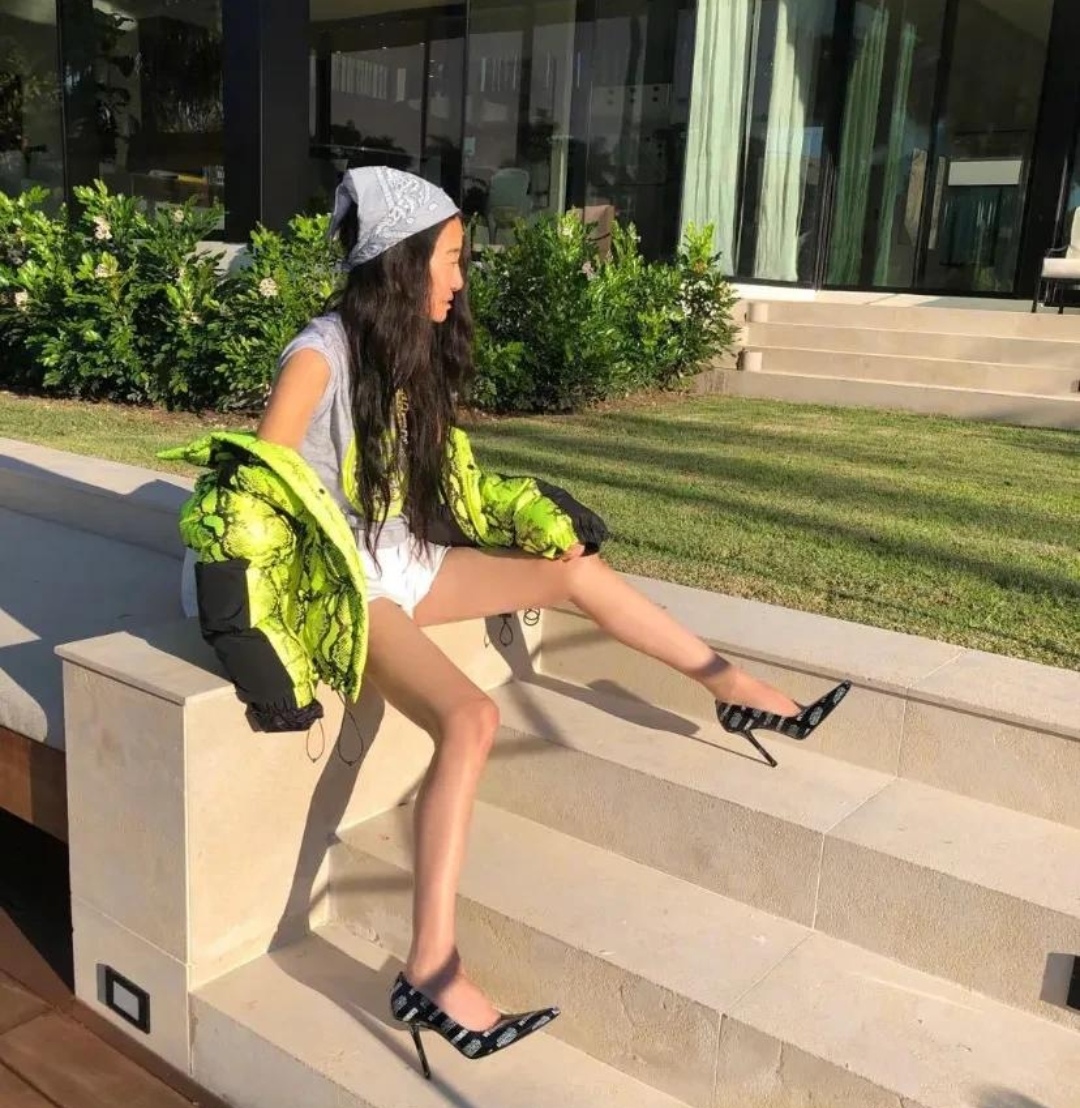 我真服了!70岁王微微有老人脸,但看到这玉女腿少女身材闭嘴了