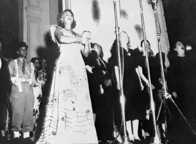 花百万走红毯视频,花十万走红毯