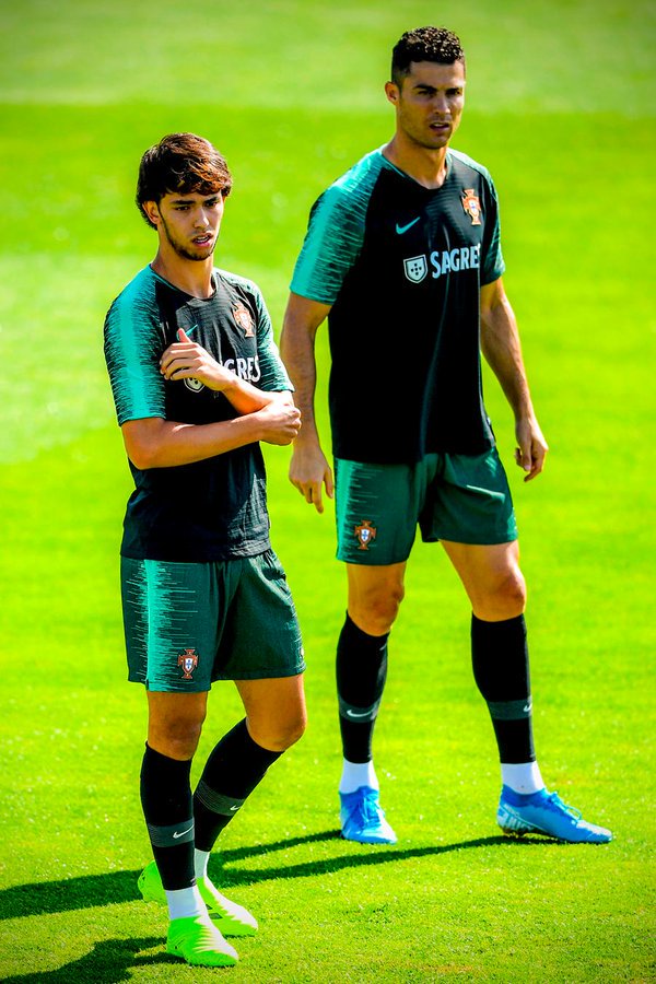 欧预赛神镜头！1.26亿帝星一脚将球踢出界外27分钟后C罗给他上课