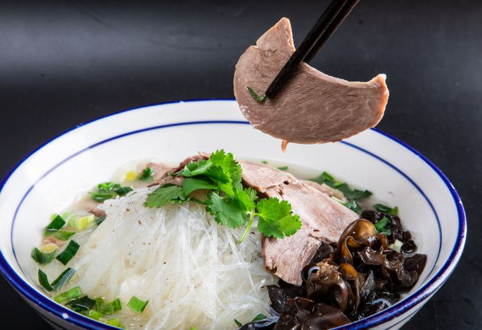 血赔400万后，他靠卖小吃翻盘，170平店日营收近4万