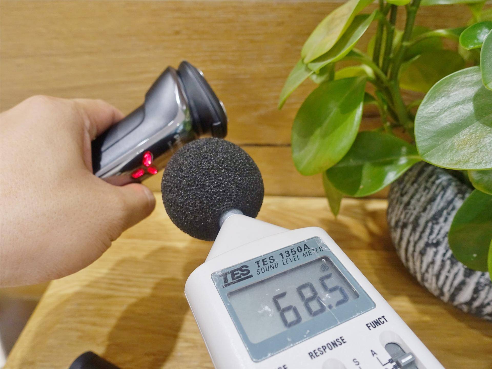 飞利浦电动剃须刀s2306使用方法,飞科剃须刀fs903和飞利浦s2302