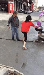 网上买的连衣裙到货了，店家连夜打电话跪求删除好评照片太尴尬了