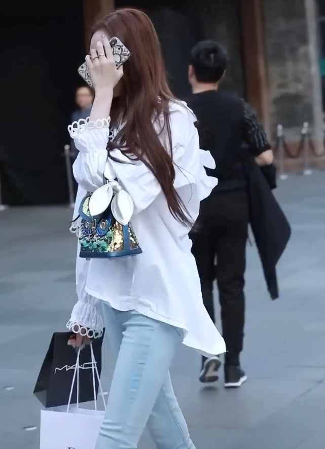 最近很火的一款鞋底很厚的鞋,最近这款鞋子火了