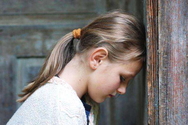 孩子性格内向如何正确引导,对孩子太严厉导致孩子性格内向