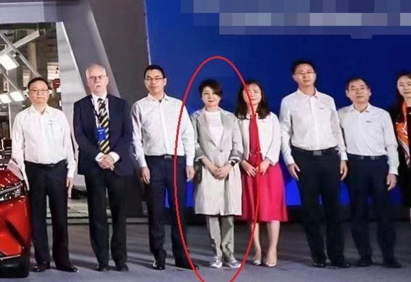 赌王四太跟孩子采访,澳门赌王四姨太梁安琪丝巾