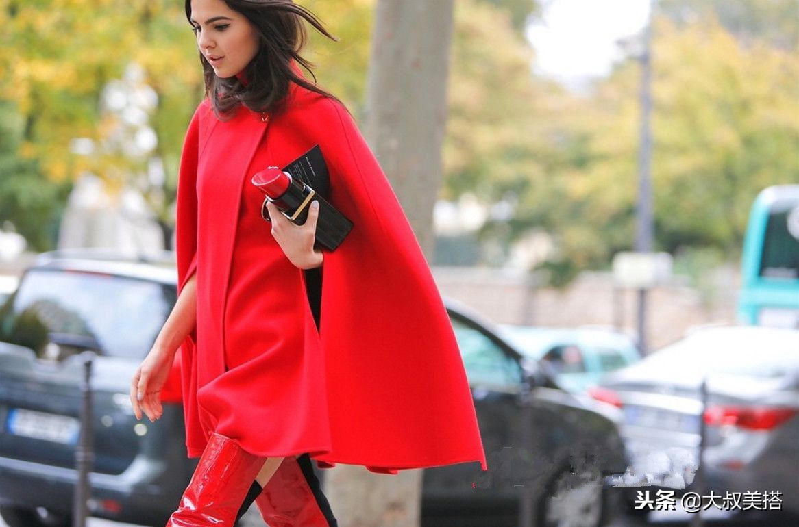 女人穿红色大衣太扎眼？学会3个日常搭配，低调显白衬气色！