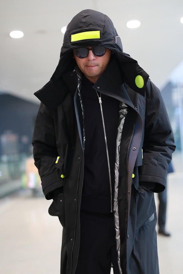 雷佳音全黑look走机场，184的身高却有“锥子腿”，不看脸似男模