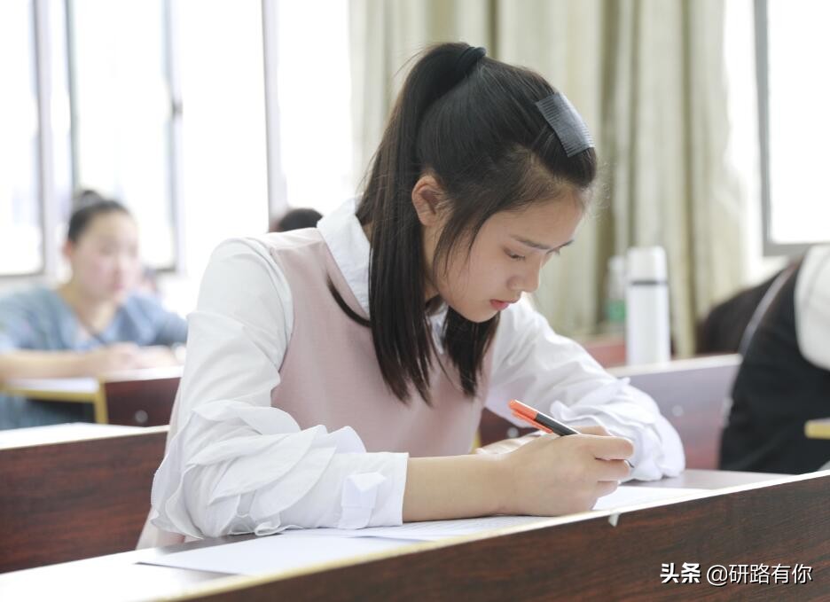 高考分数只超二本线4分，是尽量走一个本科好，还是复读一年好？