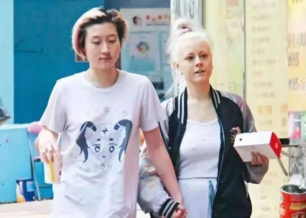 成龙20岁女儿传婚变，清空秀恩爱照片，同性妻子发文称旧照恶心