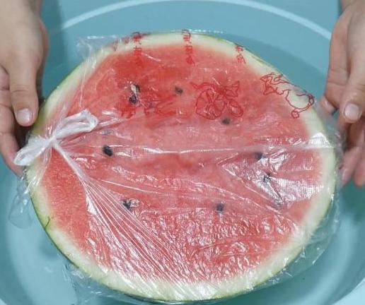 西瓜吃不完榨汁放冰箱,西瓜吃不完放冷冻