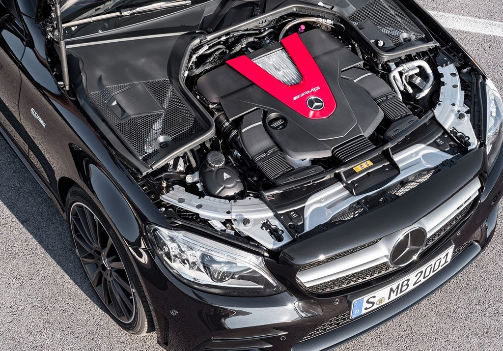 这款奔驰就像剑齿虎，口悬短剑般獠牙，价值百万可谓所向披靡