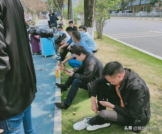 招工怪象：国内工厂没人去，日资工厂排队等，90后：待遇差别大