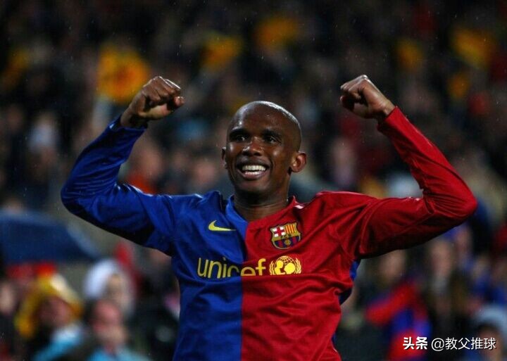 小罗埃托奥梅西赛前展示奖杯,埃托奥谈梅西连过五人