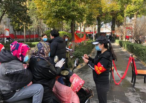 记疫情防控一线的最美志愿者 (疫路有你为爱助力致敬最美志愿者)