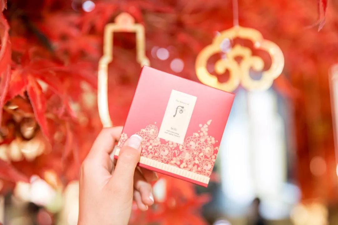 咦？武广惊现韩国宫廷秋日胜景，红枫环绕还有男模驻场