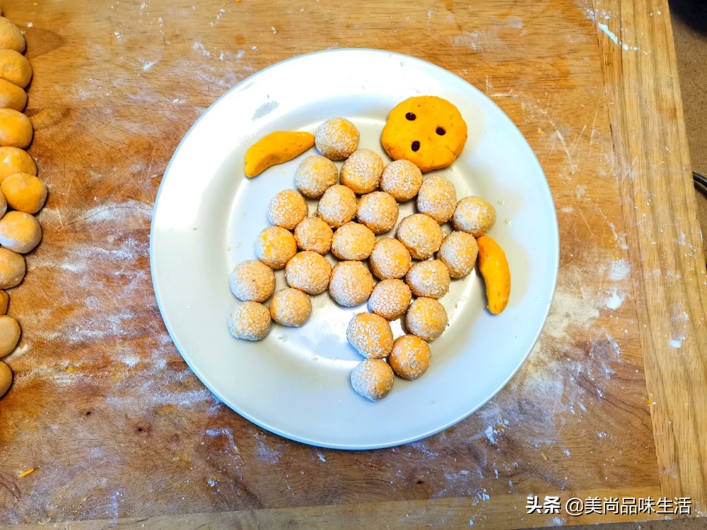 做芝麻丸子的过程中蜂蜜要加热吗,干炸丸子放熟芝麻还是生芝麻