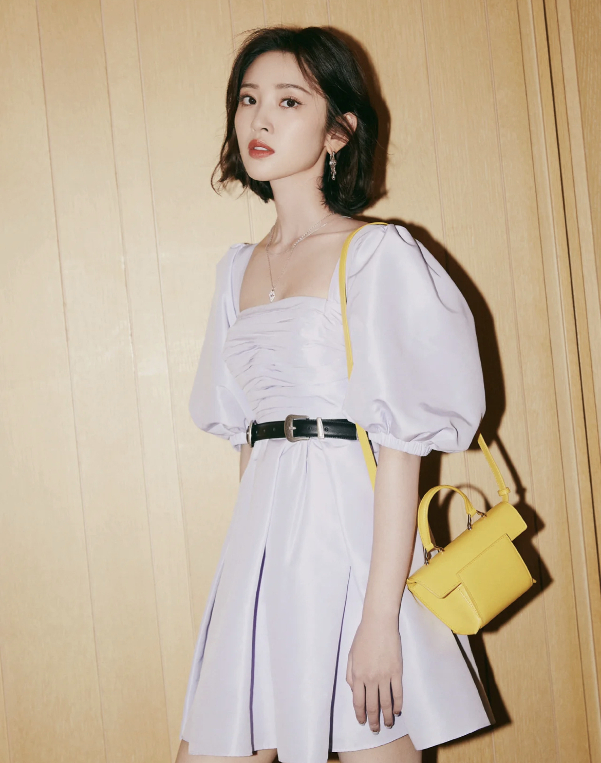 关晓彤穿一字肩白裙造型清纯,24岁的关晓彤有多迷人