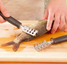 去鱼鳞还用菜刀？笨死！3秒去鱼鳞，简单特方便，生活必备