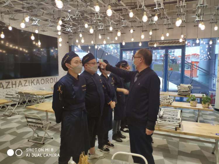 进店吃饭要亮结婚证、户口本！青岛这家饭店防疫操作真硬核