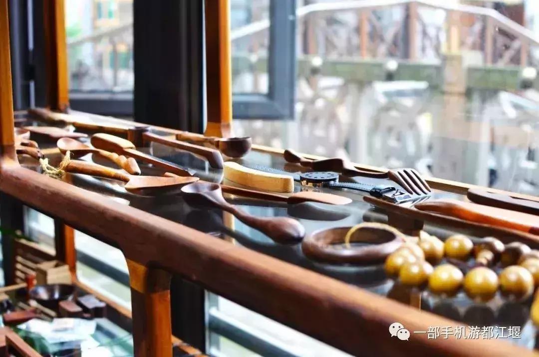 拒绝“人从众”！这个国庆必须到都江堰耍个“懒”，老街茶房、泥塑木作、古园书屋，快来享受你的小闲趣~