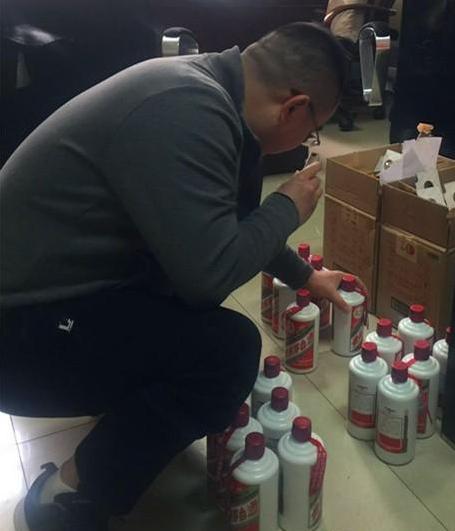 老板买了很多假茅台,老板喝了好久的假茅台