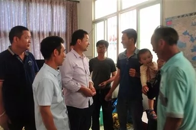 父子发现一具女尸,父子俩从海里捞出一个尸体