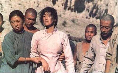 张艺谋长女张末，二嫁外国人后灰溜溜回国，与巩俐达成和解？