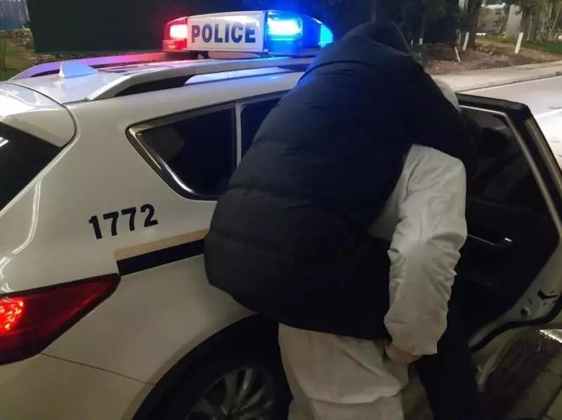 民警两次背起老人就医,民警雪中背起陌生老太太