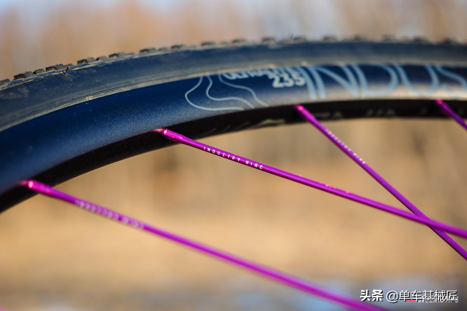 是什么赋予了这对轮组如此僵硬的骑行体验？是骚气的玫红色吗？