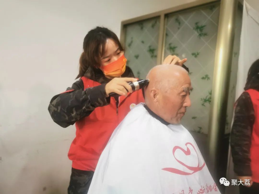 陪老人度过美好重阳节，大荔金龙、鸿运驾校、秦东考务中心在行动