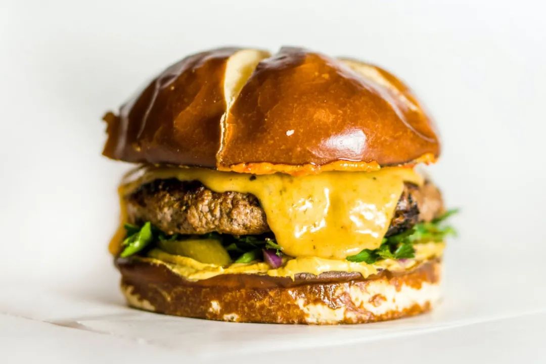 想要汉堡更好吃?赶紧搭配一杯葡萄酒!|富隆酒业