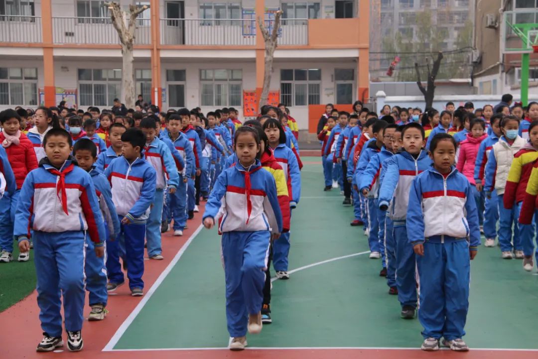 健雅少年“跑步乐”—东平县第二实验小学举行“快乐跑步”真有趣