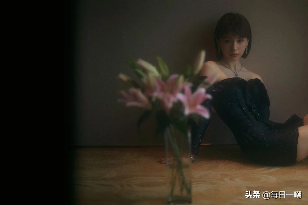 王子文高铁脚踩小桌,王子文道歉脚踩高铁桌板