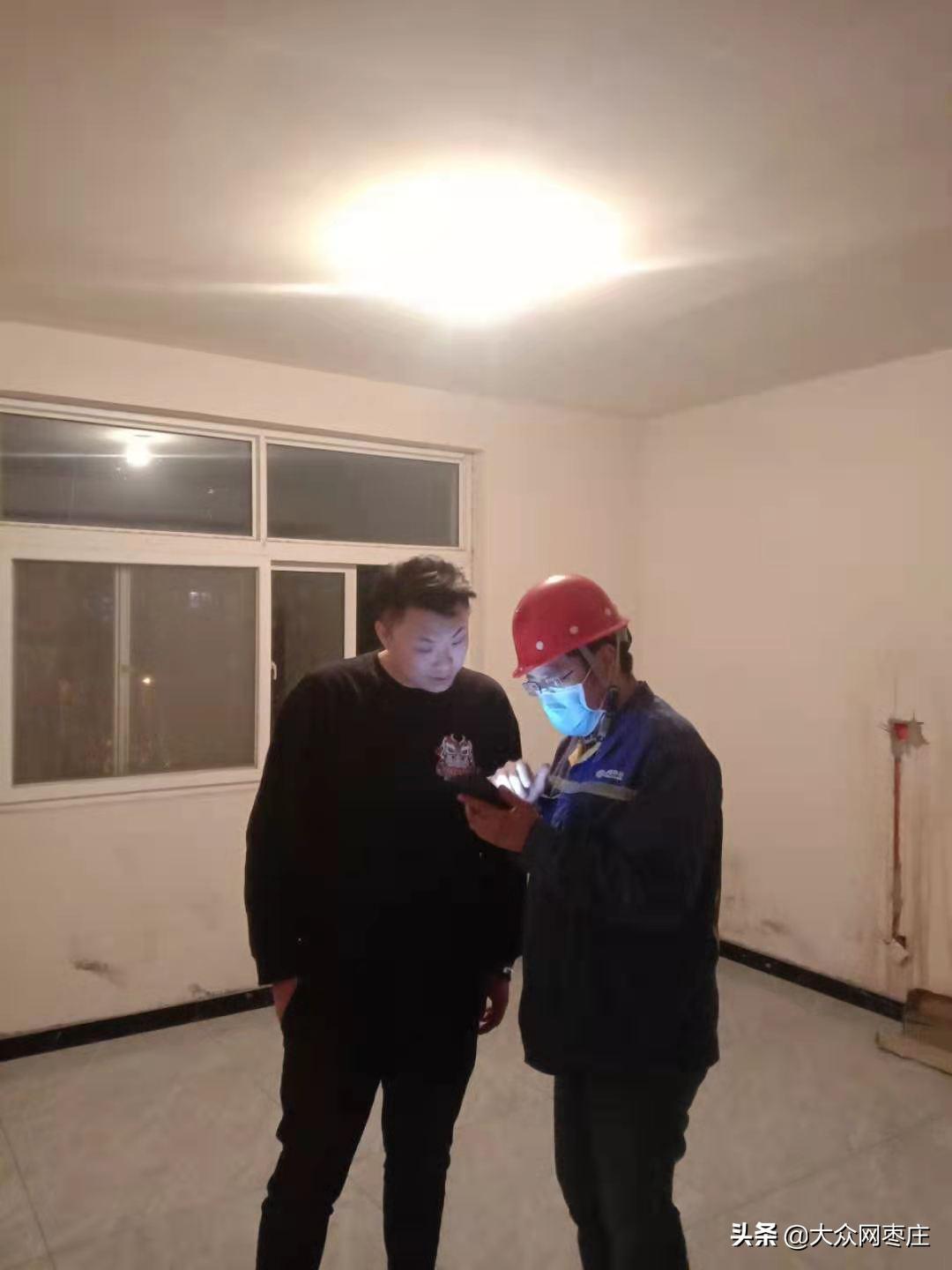 雨中加班装宽带移动装维让您“满意到家”