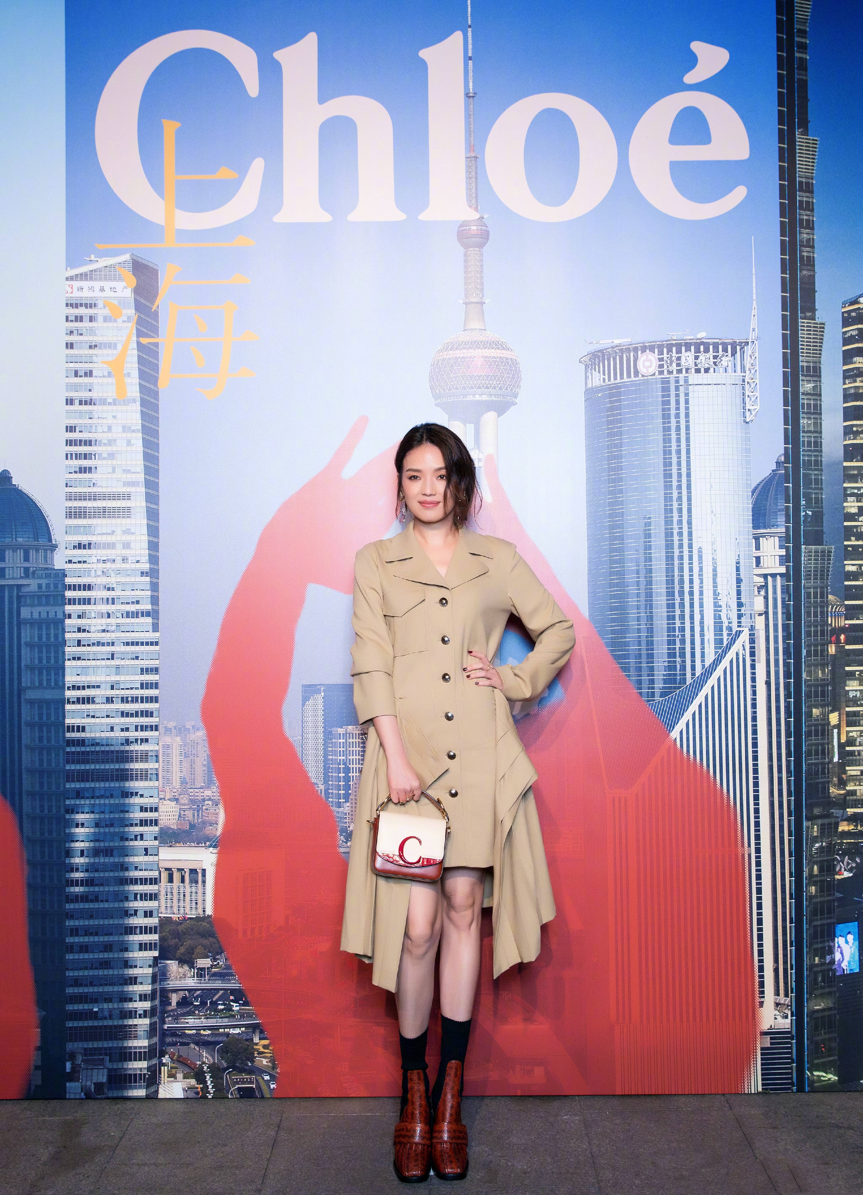 舒淇最新美照丝绒西装配红唇,舒淇穿红色西装干练酷飒