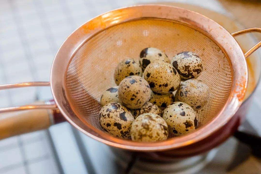 鹌鹑蛋怎么弄好剥壳,喜欢吃鹌鹑蛋的朋友学起来