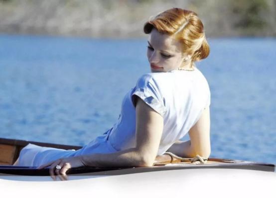 没钱买大牌的女人，记住这三个高级穿衣法则，平价衣服也很贵气