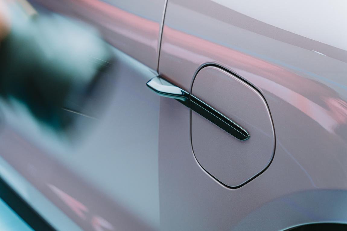 taycanturbos冰莓粉,买不起taycan的比亚迪