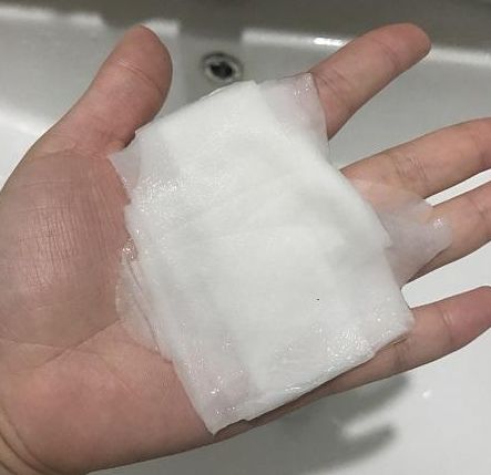 面膜里的塑料纸到底要不要揭下去,面膜外面的塑料纸要敷上去吗