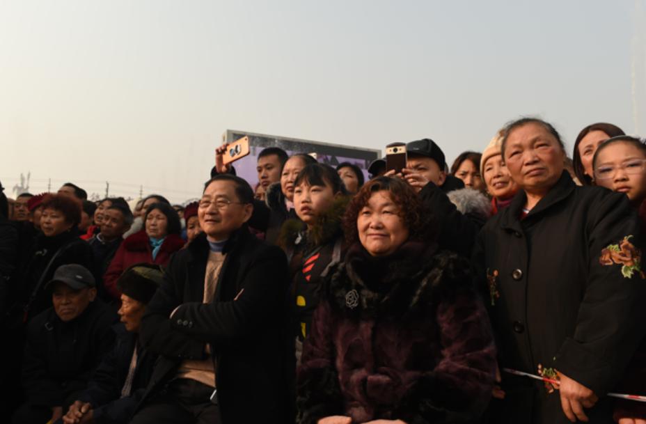 广元市老城小西街嘉陵广场,看看广场有多热闹