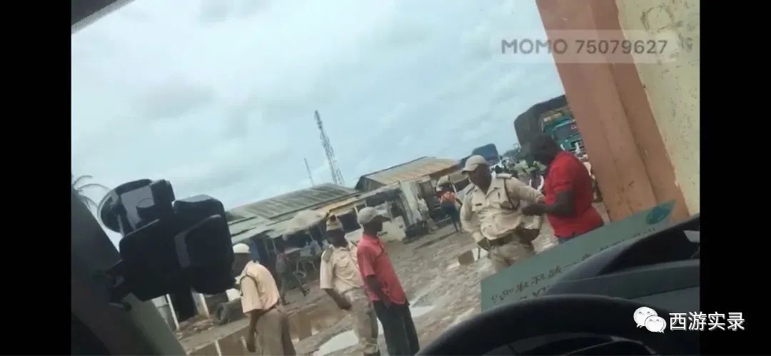 黑人不怕我车上警察，被押机场，和被绑架老乡吃饭，华人酋长宰我